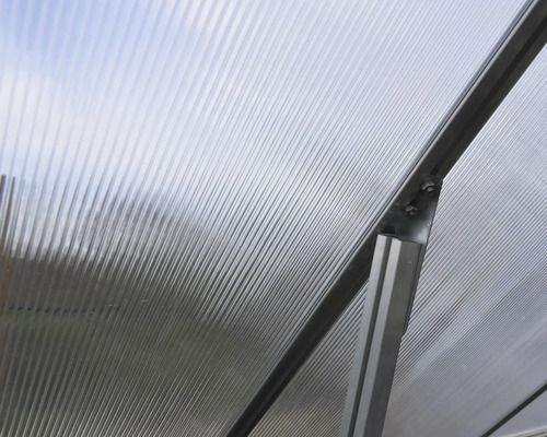 Detailaufnahme einer Gewächshauskonstruktion mit Stegplatten und Aluminiumrahmen