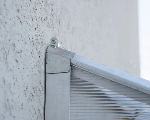 Détail d''un auvent de porte d''entrée monté sur un mur de maison
