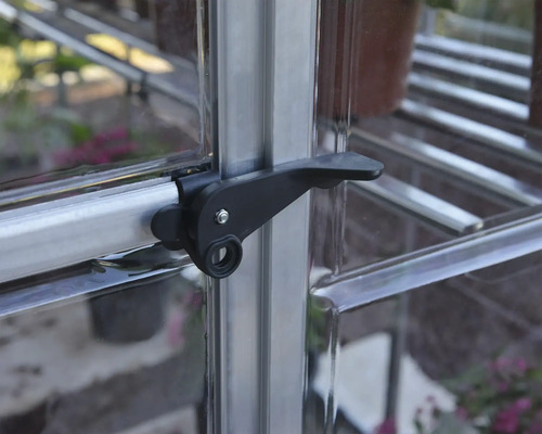 Vue détaillée d''une serre avec poignée noire