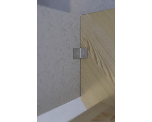 Detailaufnahme eines Metallwinkels zur Holzverbindung