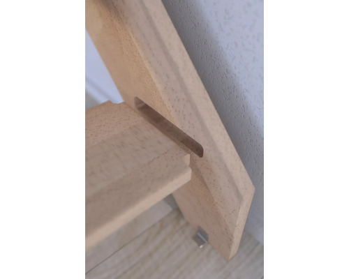 Detailansicht eines Holzregals mit einer Aussparung zur Befestigung