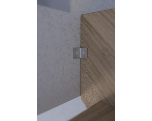 Detailansicht einer Möbelbefestigung aus Metall an einer Holzplatte