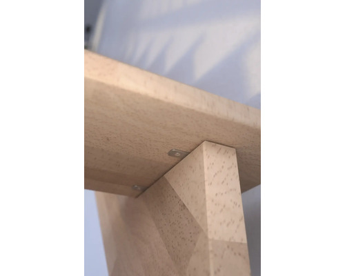 Detailansicht einer Holzplatte, die an einem Bein befestigt ist