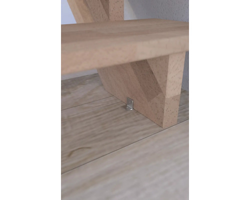 Detailansicht einer Holztreppe mit Befestigungswinkel