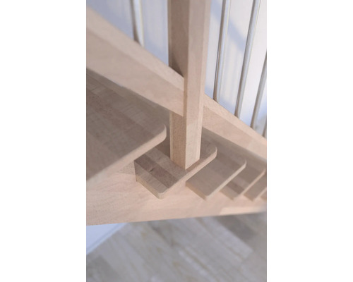 Detail einer Holztreppe mit Geländer