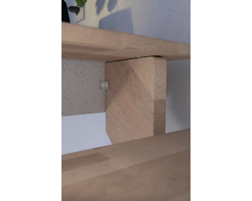 Detailansicht eines Holzregals mit Regalträger