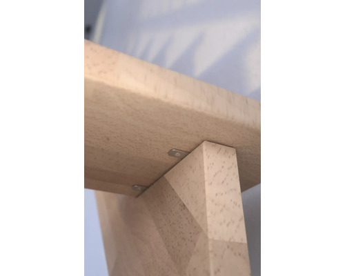 Detailaufnahme eines Regals mit Holzstruktur und Beschlägen