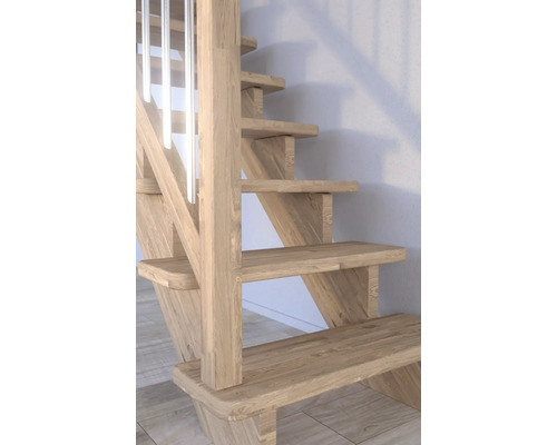 Detailaufnahme einer Holztreppe mit Geländerstäben