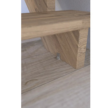 Detailansicht einer Holztreppe mit Metallwinkel zur Befestigung.