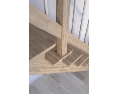 Detailansicht einer Holztreppe mit Geländerpfosten