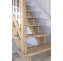 Holztreppe mit Geländerstäben