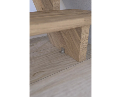 Vue détaillée d''un escalier en bois avec équerre de montage pour la fixation.