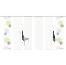 Schiebegardinen mit Blumenmuster und Stuhl