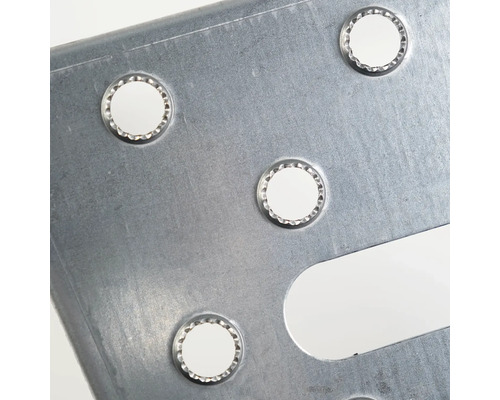 Detailansicht einer Metallplatte mit Löchern