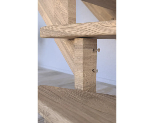 Detailansicht einer Holztreppe mit Stufen und Stützpfosten