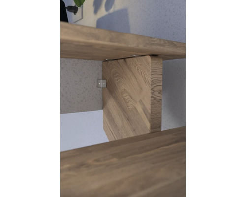 Detailaufnahme einer Holztreppe mit Trittstufen und Träger