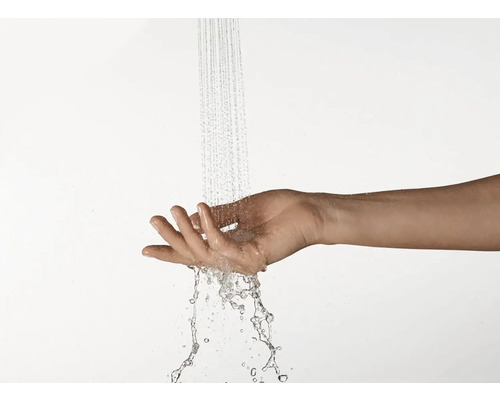 Eine Hand unter einem Wasserstrahl.