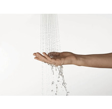 Jet de douche touchant la main