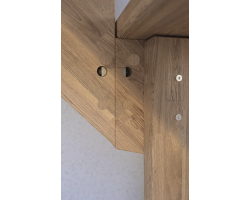 Detailaufnahme einer Holzverbindung mit Dübeln und Schrauben