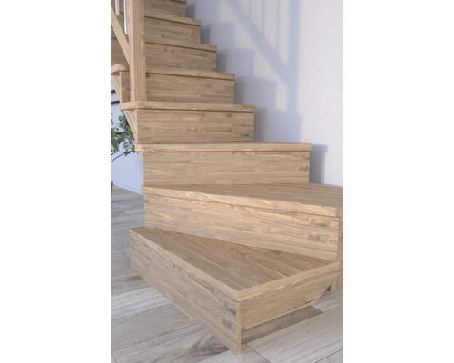 Treppe aus Holz mit Treppenlauf
