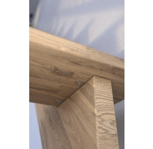 Detailansicht eines Holztisches mit Beinbefestigung