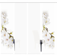 Porte coulissante avec décor de fleurs de cerisier pour une ambiance claire et conviviale.
