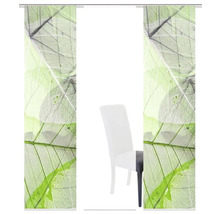 Panneaux coulissants avec motif de feuilles devant une chaise