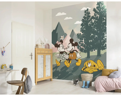 Chambre d''enfant avec un papier peint à motifs de Mickey Mouse, Minnie Mouse et Pluto devant un paysage de montagne