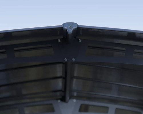 Detailansicht der Dachkonstruktion eines Gerätehauses.