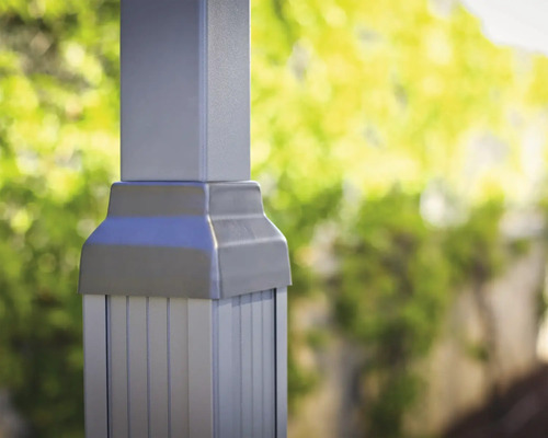 Detailansicht einer Zaunpfostenbefestigung für den Aussenbereich