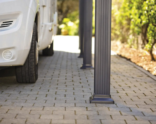Carport mit Wohnmobil auf gepflastertem Untergrund