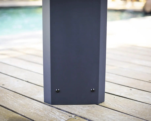 Detailansicht eines Pavillonpfostens aus Metall auf einer Holzterrasse