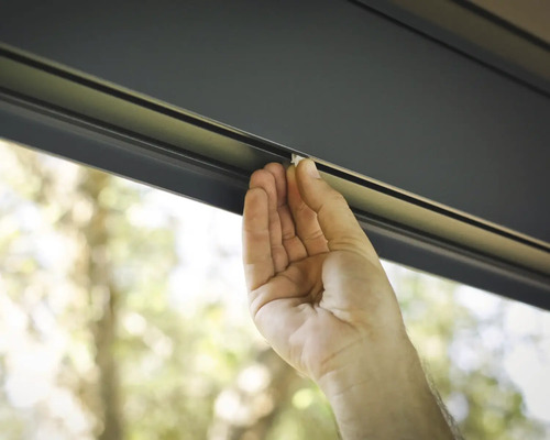 Hand montiert Zubehör in einer Schiene.