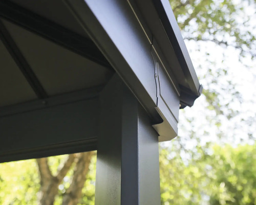 Vue détaillée d''un pavillon mettant en évidence la construction et le design.