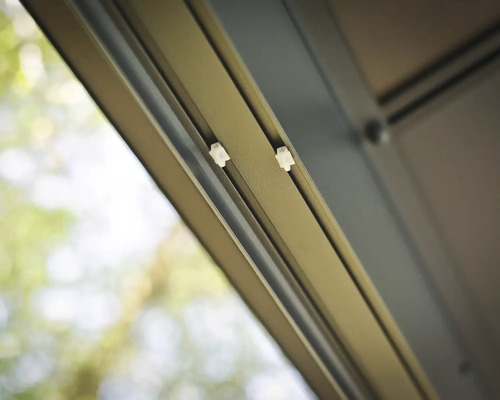 Vue détaillée d''un cadre de store avec rails de guidage