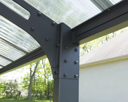 Vue détaillée d''un toit de terrasse avec des panneaux de toit transparents et une structure métallique grise.