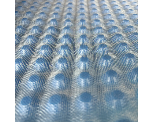 Gros plan d''une couverture de piscine avec film à bulles