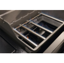 Vue intérieure d''un barbecue à gaz avec brûleurs en acier inoxydable allumés