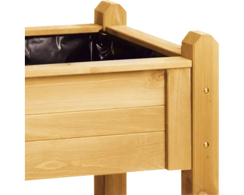 Vue détaillée d''un potager surélevé en bois avec film de plantation