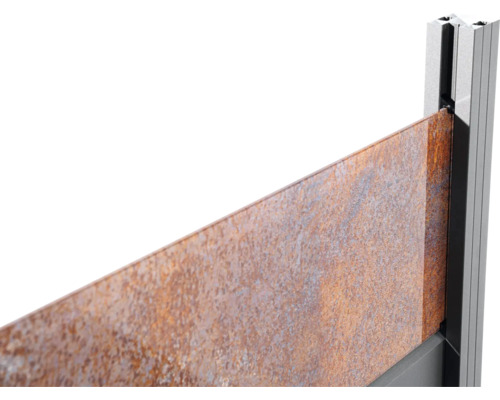 Detailansicht einer Roststahlplatte in einem Aluminiumrahmen für den Garten