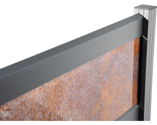 Detailansicht eines Zaunelements mit Rostoptik und Rahmen