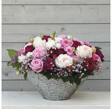 Arrangement de roses dans un vase argenté