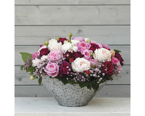 Arrangement de roses dans un vase argenté
