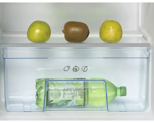 Kühlschrank mit Obst und Getränkeflasche