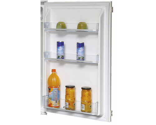 Innenraum eines Kühlschranks mit Lebensmitteln in den Türfächern