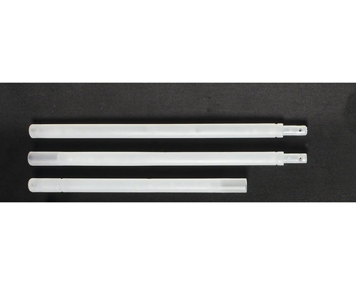 Trois tiges en plastique transparent de différentes longueurs.