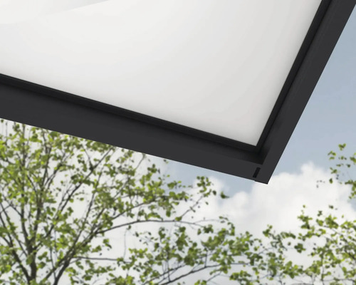Vue détaillée d''un toit de terrasse avec cadre en aluminium et plaques en polycarbonate