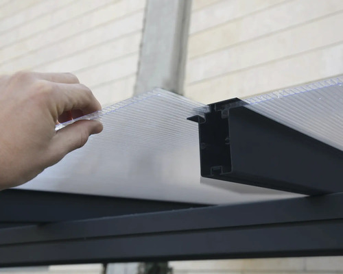 Installation einer durchsichtigen Polycarbonatplatte in ein schwarzes Profil für Überdachungen