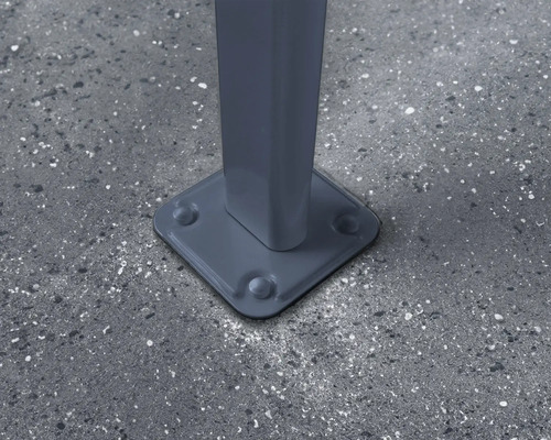 Detailaufnahme einer Metallstange mit quadratischer Basis auf Betonboden