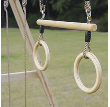 Holzturnringe mit einer Querstange an einem Klettergerüst